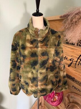 Faux Fur Camouflage Zip-Front Jacket - Green